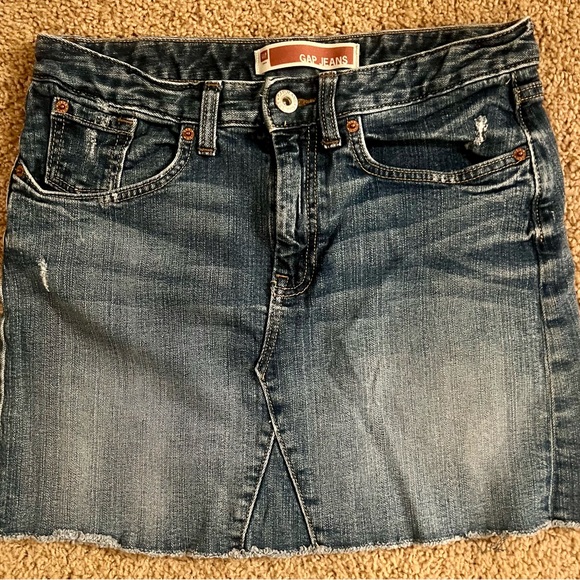 Your go to denim skirt with a slight little flar - Picture 1 of 3